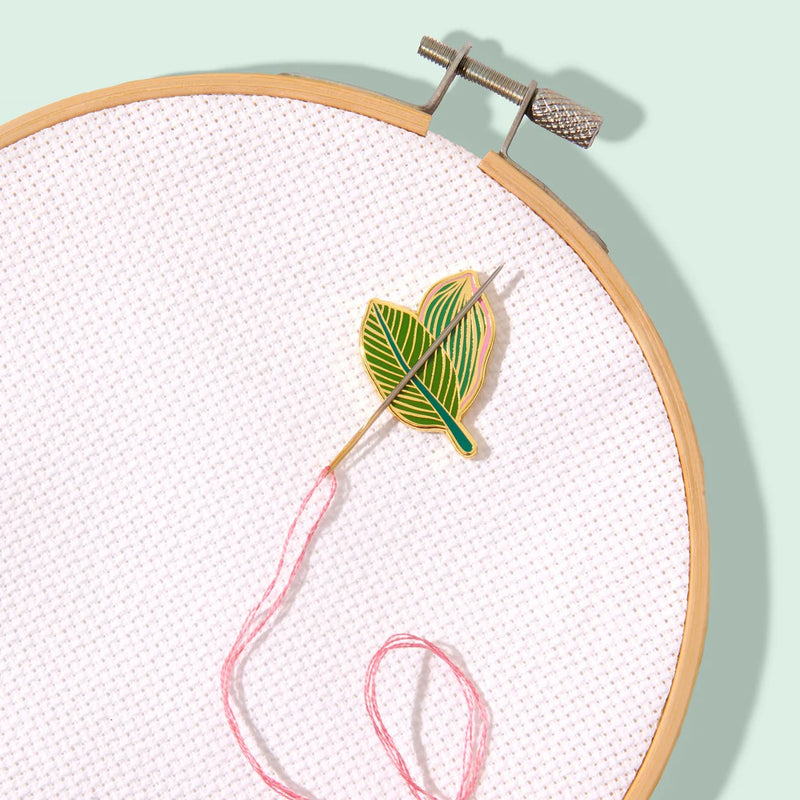 SOHMO Magnetic Needle Minder - Tropical Leaves
